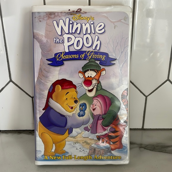 🧡Disney’s Winnie The Pooh “Seasons of Giving” VHS - Picture 1 of 4